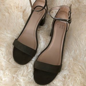 🤪🤪SOLD🤪🤪 💯🔥Open Toes olive sandals